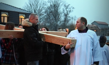 Szreniawa: Droga Krzyżowa ulicami parafii (fot. N. Dziubdziela)