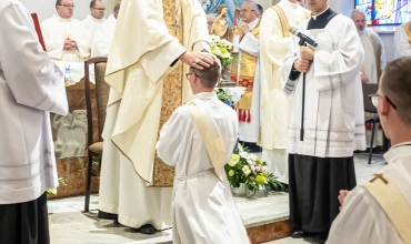 Biskup udzielił święceń w Zgromadzeniu Sercanów (zdjęcia za seminarium.scj.pl)