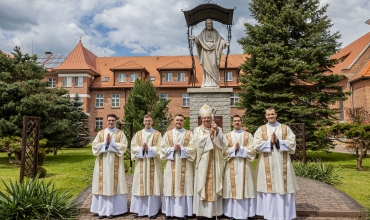 Biskup udzielił święceń w Zgromadzeniu Sercanów (zdjęcia za seminarium.scj.pl)