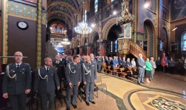 Katedra: poświęcenie sztandaru Aresztu Śledczego w Sosnowcu (fot. P. Lorenc)