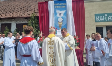 Sławków: Boże Ciało z biskupem