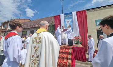 Sławków: Boże Ciało z biskupem