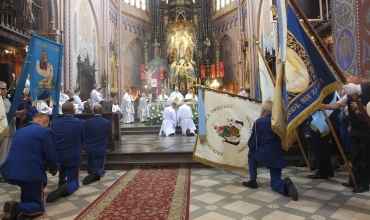 Pielgrzymka niewiast i dziewcząt do Dąbrowy Górniczej