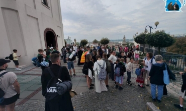 Grupa Zielono-czarna na trasie pielgrzymki (fot. Facebook Sosnowieckiej Pieszej Pielgrzymki na Jasną Górę)